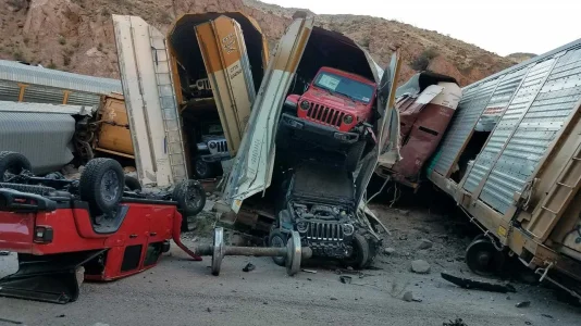 car-carrying-train-derailmentb.webp