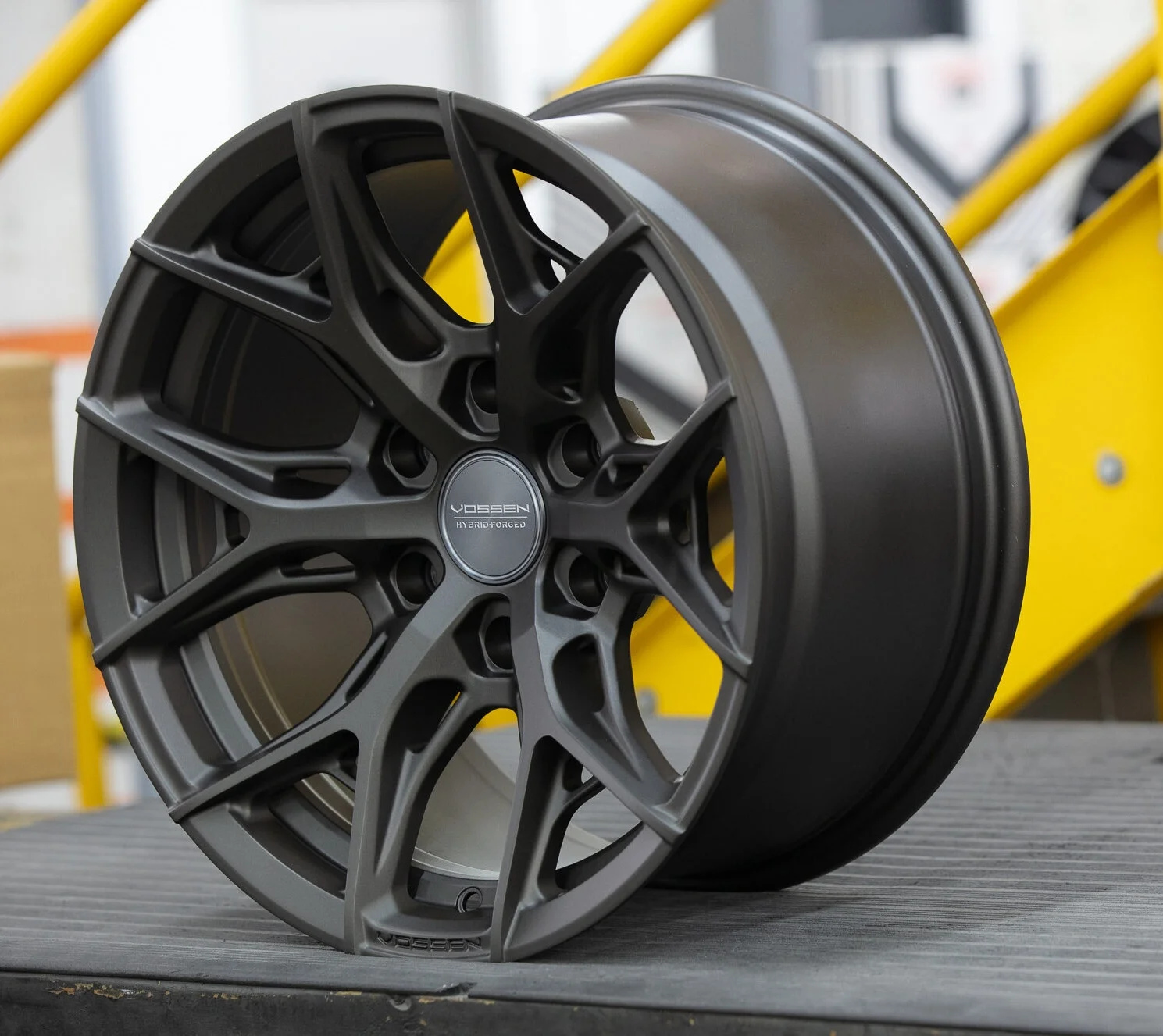 Vossen-HF6-4-1722-Matte-Gunmetal-Hybrid-Forged-Series-©-Vossen-Wheels-2024-1008-2000x1333.webp