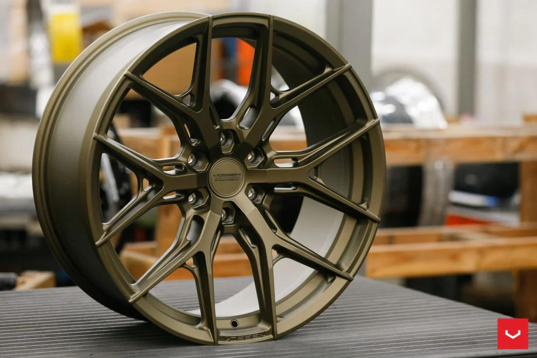 Vossen-HF6-4-Terra-Bronze-Hybrid-Forged-Series-©-Vossen-Wheels-2019-706-1047x698 (1).jpg