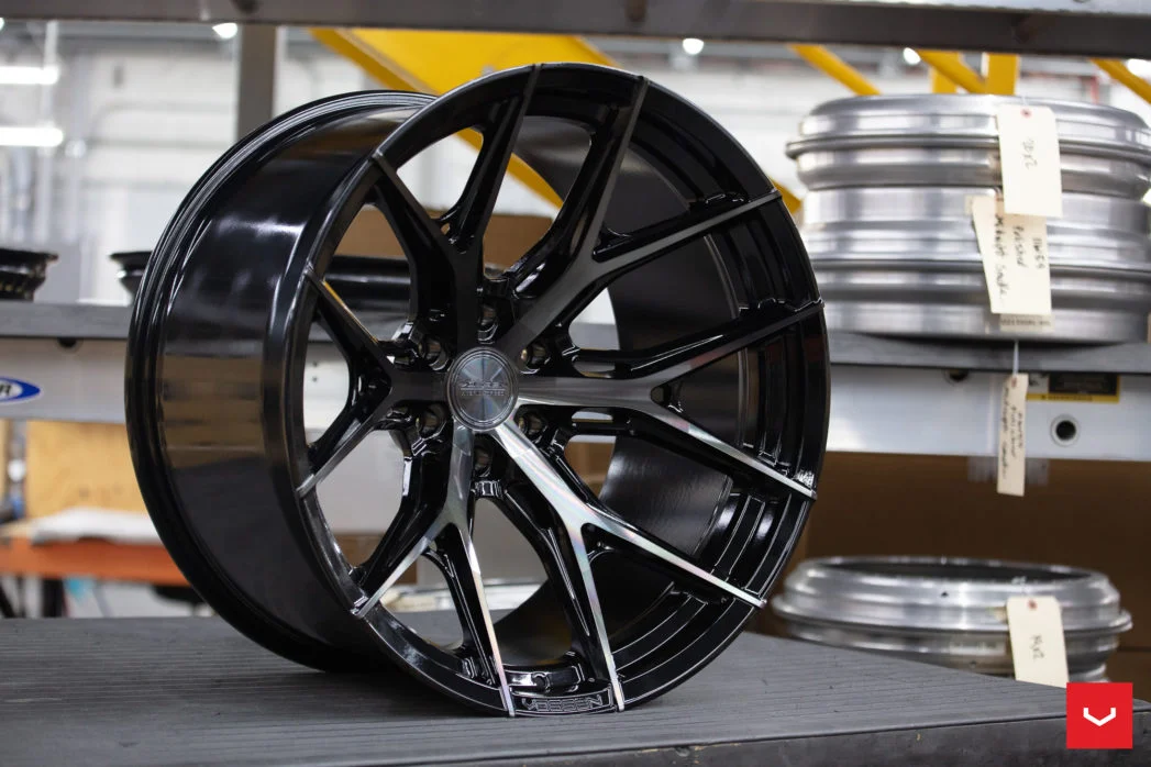Vossen-HF6-4-Ultra-Deep-Tinted-Gloss-Black-Hybrid-Forged-Series-©-Vossen-Wheels-2022-4-1047x698.jpg